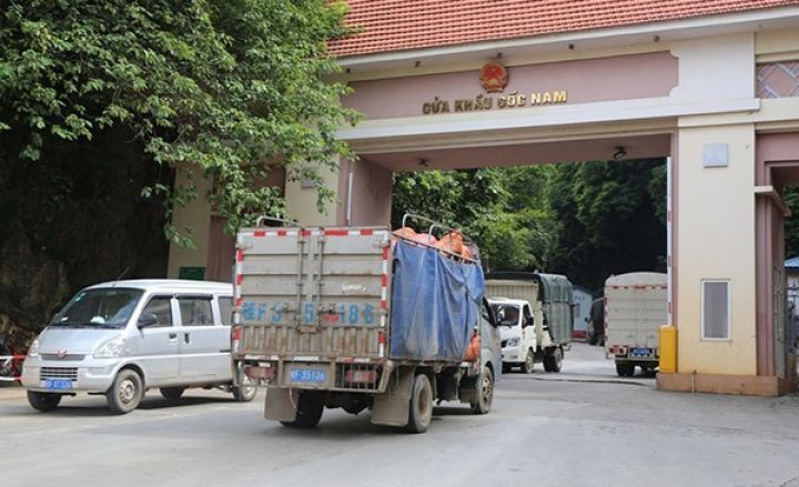 Xe tải qua cửa khẩu Cốc Nam, Lạng Sơn