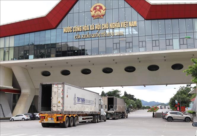 Xe container thông quan tại cửa khẩu quốc tế Hữu Nghị, Lạng Sơn