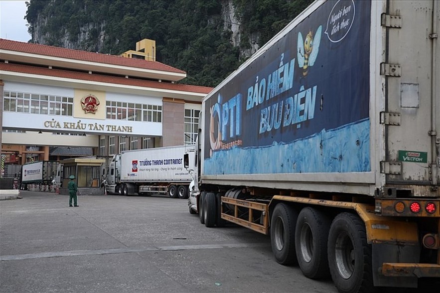 Xe container chờ thông quan tại cửa khẩu Tân Thanh, Lạng Sơn